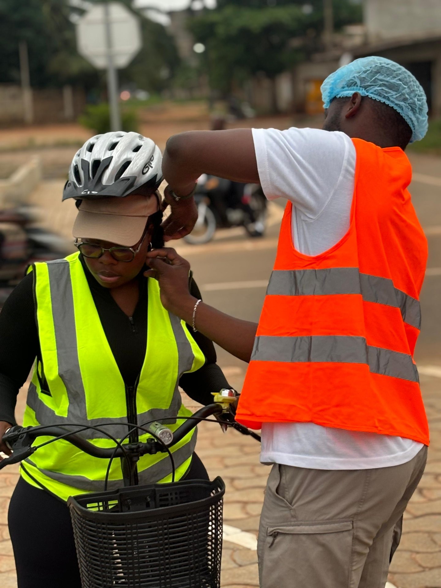 Semaine 3 · Un membre du crew After6 ajuste le casque d'une rideuse avant le départ